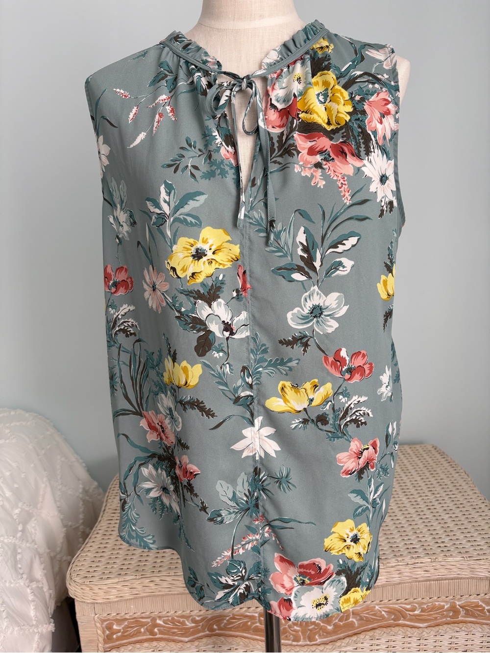 LOFT Floral Tie-Neck Sleeveless Top in gray-blue
